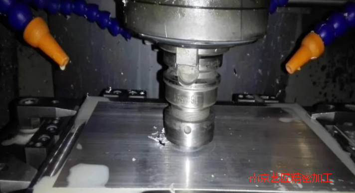 <strong>常州超精密加工刃口:利用化學研磨技術，將玻璃壓縮到一頁紙的厚度。</strong>