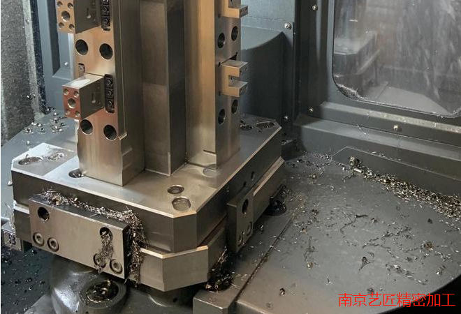 <strong>CNC加工中心分類(lèi)：龍門(mén)加工中心、立式加工中心和臥式加工中心</strong>